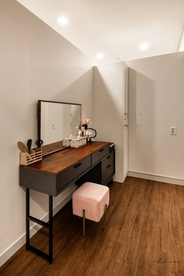 따뜻한 우드톤의 미니멀 파우더룸 인테리어